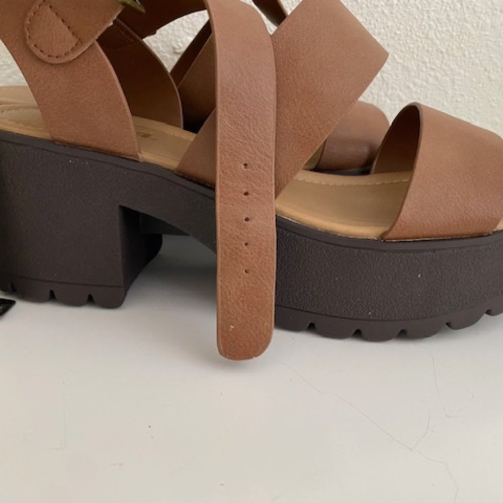 Soda Ankle Strap Platform Sandals Brown Size 8. NWT - Picture 6 of 9